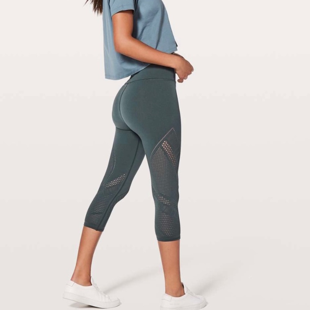 Lululemon Reveal Crop Interconnect *18"; Gravity; 10
